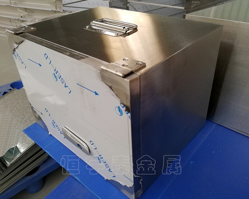 采用不銹鋼進(jìn)行外殼和機(jī)箱的加工設(shè)計